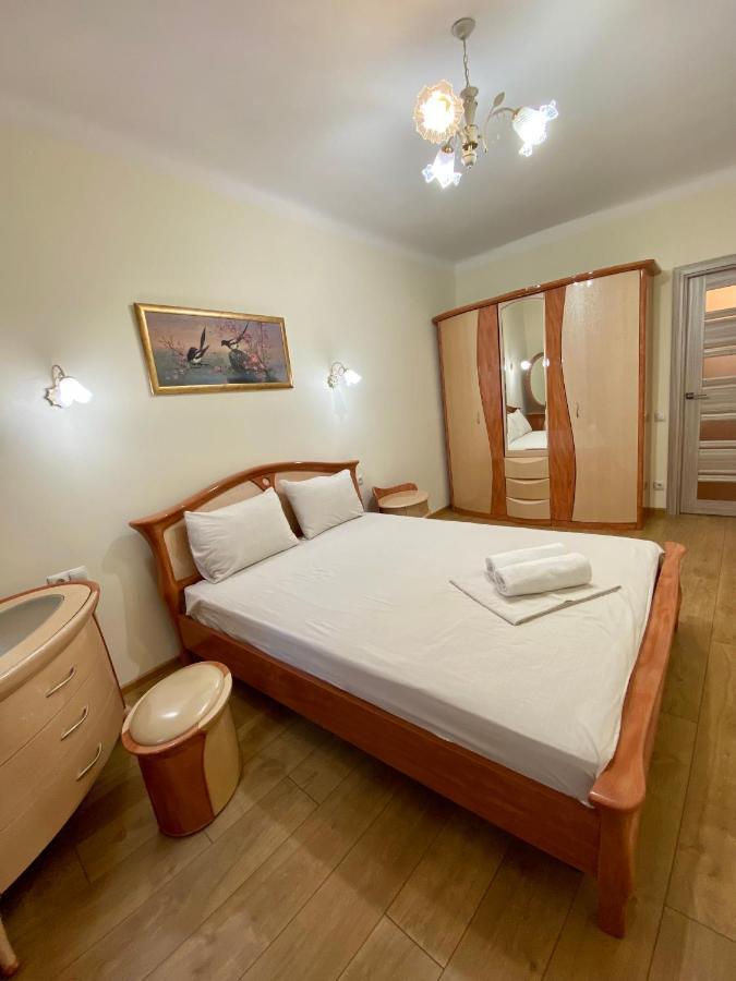Yaroslav Osmomysl Square Apartments Leopoli Esterno foto